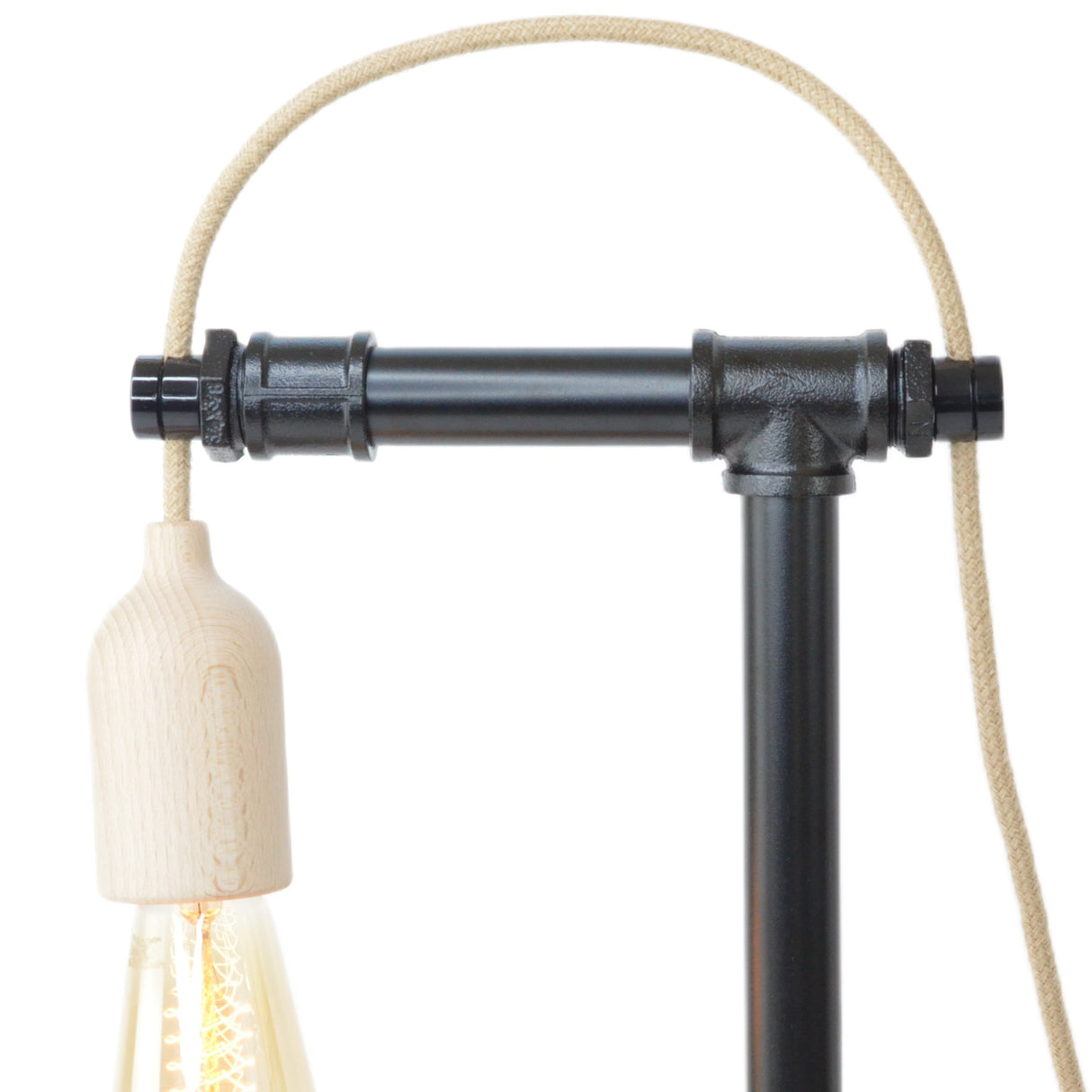 illustration de passe-câble sur sur une lampe en plomberie