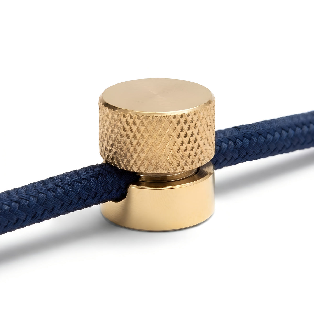 Pasacables de pared de metal para cable textil — Latón