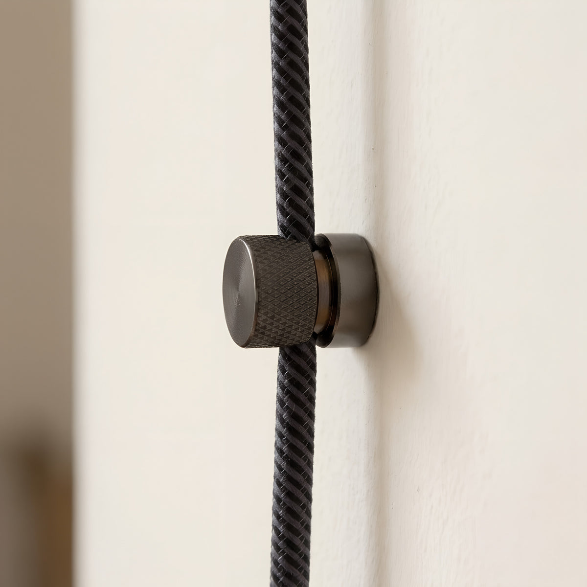 Pasacables de pared de metal para cable textil — Perla negra