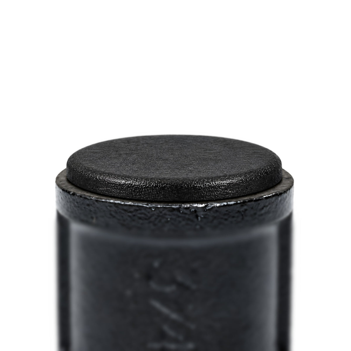 Tapón de plástico negro en un manguito deco pintado de negro 3/4″