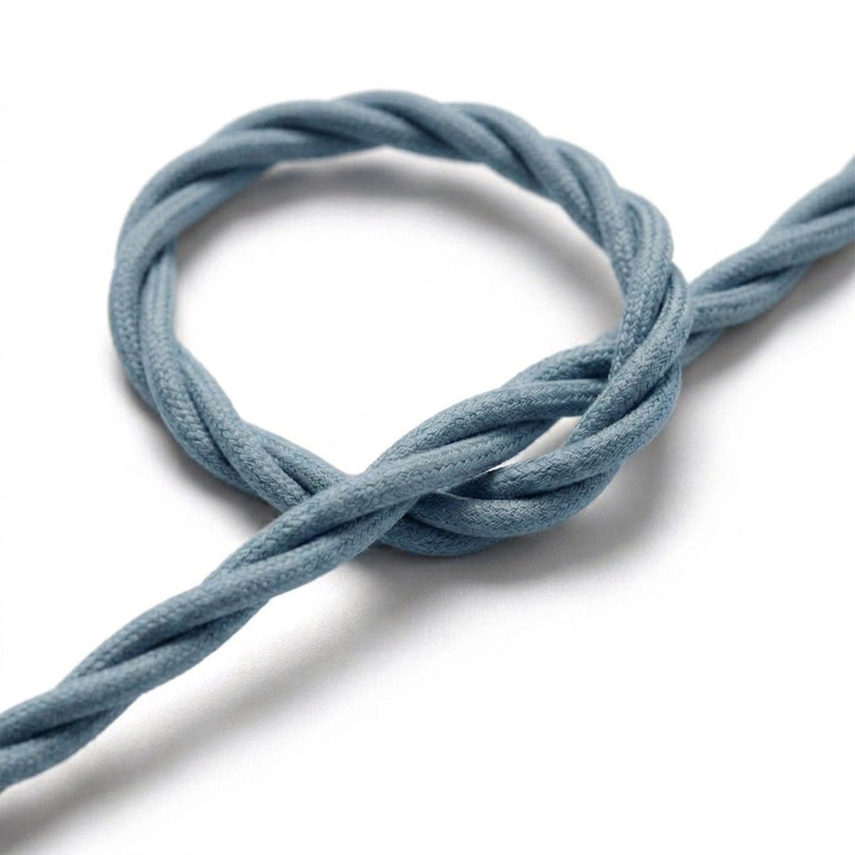 Primer plano del cable textil trenzado, algodón azul océano