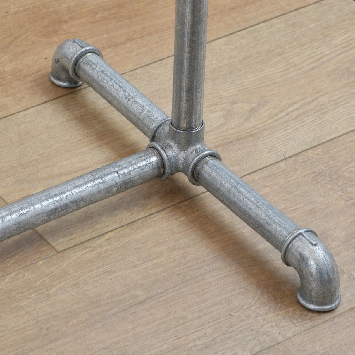 Detalle del pie reforzado del perchero industrial galvanizado