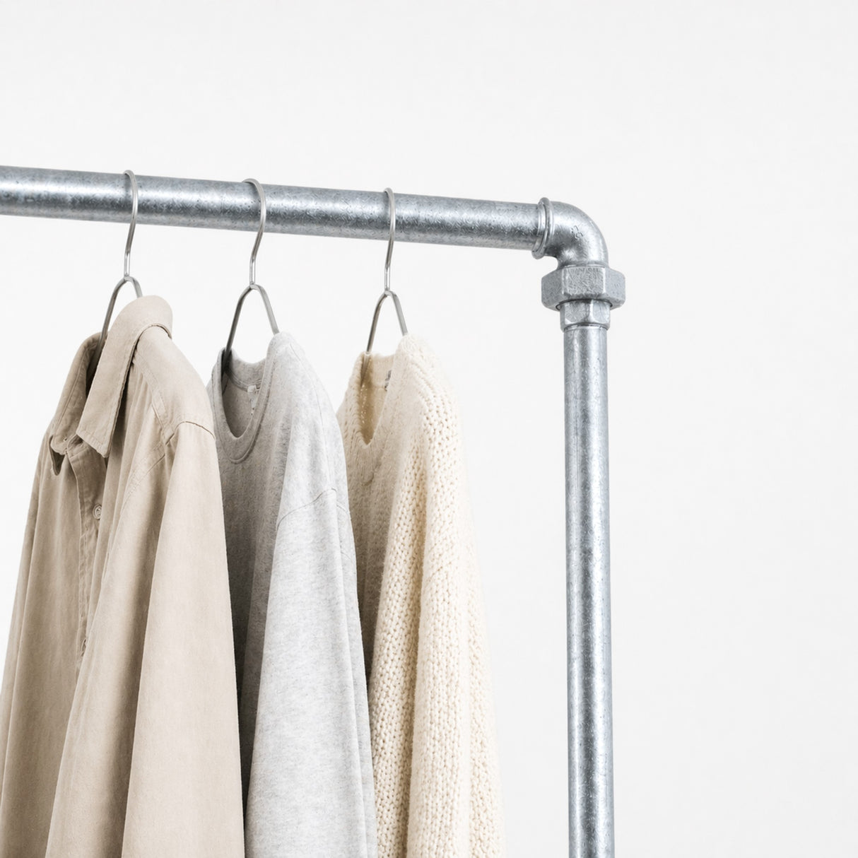 Perchero industrial galvanizado con barra de refuerzo en el suelo