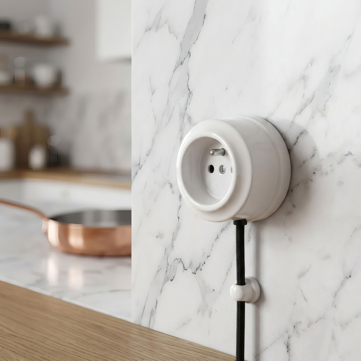 Toma de pared de porcelana — Francesa 2P+T 16 A / Blanco