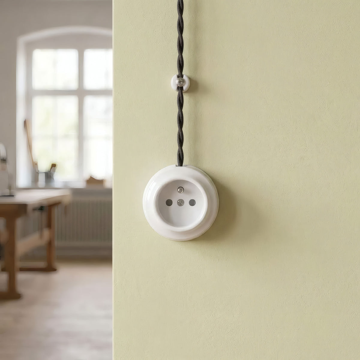 Toma de pared de porcelana — Francesa 2P+T 16 A / Blanco