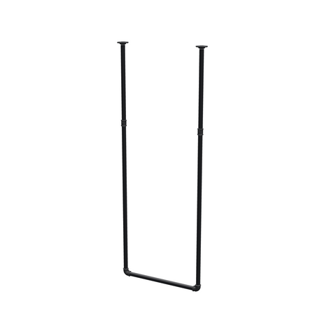 Barra de ropa suspendida del techo en tubo de acero pintado de negro mate Ø 27 mm — anchura 56 cm, altura bajo techo 153 cm, vista de tres cuartos sobre fondo blanco