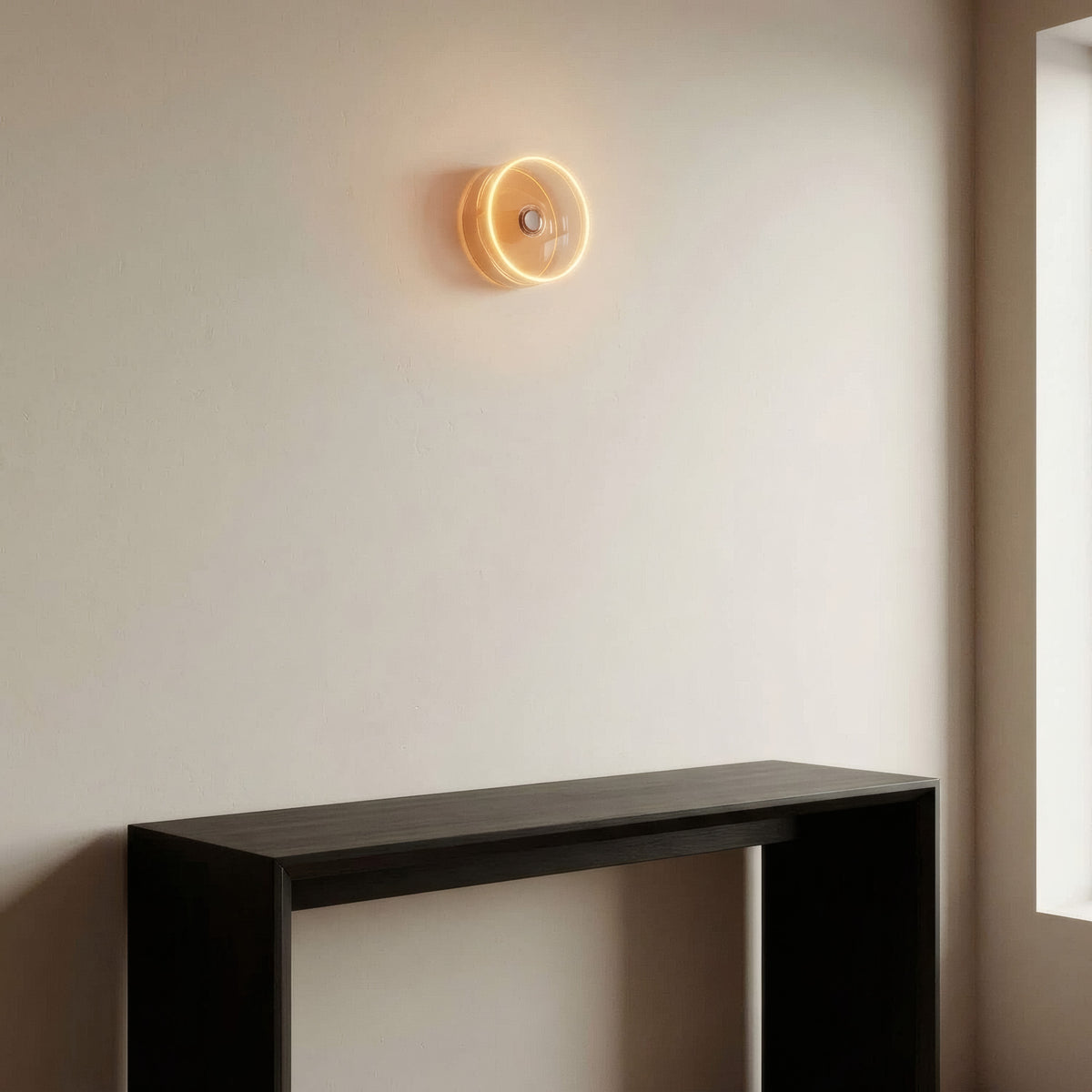 Bombilla LED donut E27 de cristal ahumado, Ø 195 mm, encendida como aplique en un salón sobrio