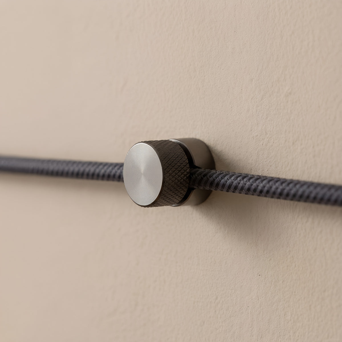 Pasacables de pared de metal para cable textil — Perla negra