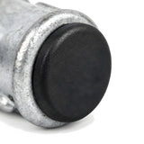 Tapón de plástico negro cerrando la abertura de un manguito de hierro fundido galvanizado
