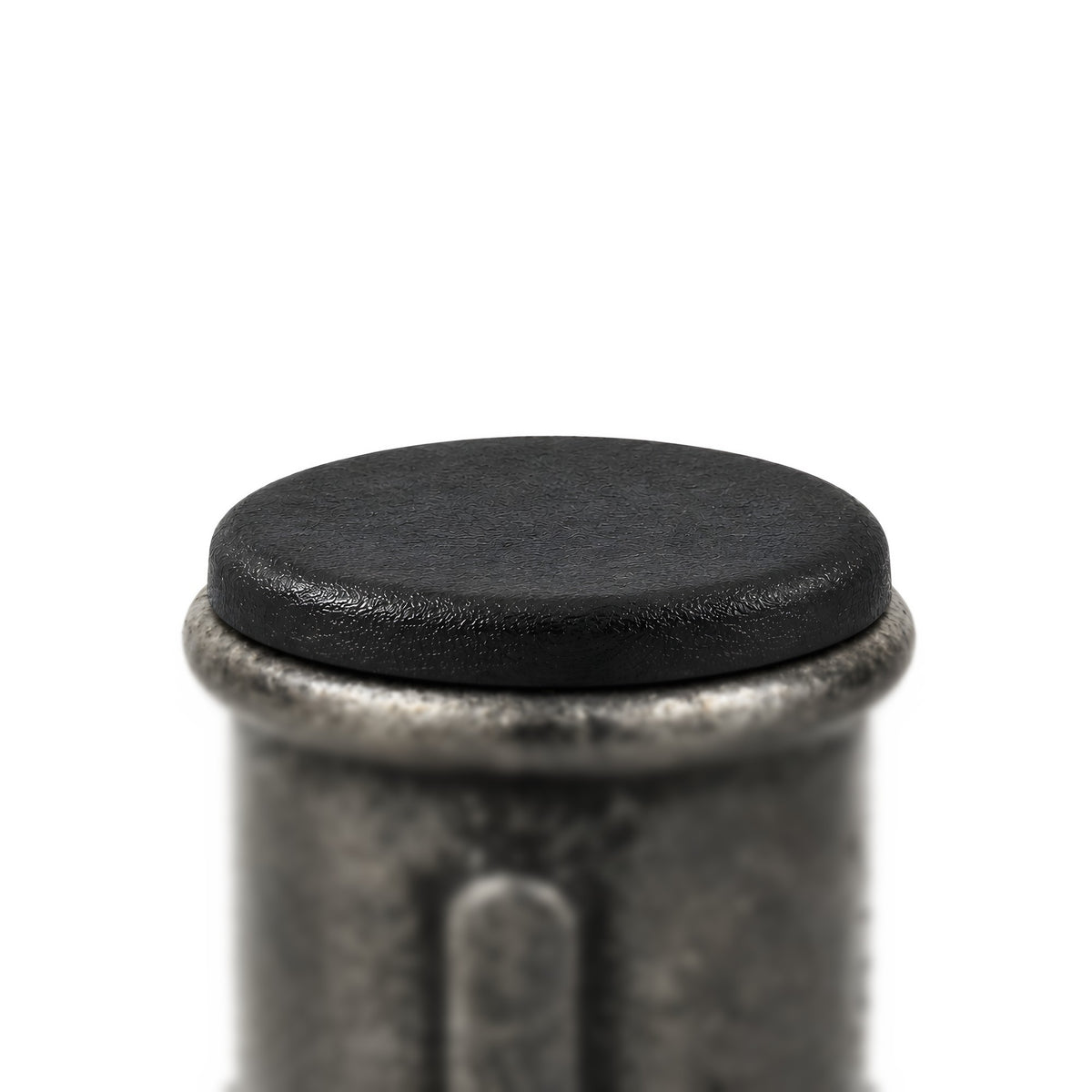 Tapón de plástico negro colocado en un manguito de hierro fundido negro Premium, cabeza plana apoyada en el borde