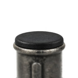 Tapón de plástico negro colocado en un manguito de hierro fundido negro Premium, cabeza plana apoyada en el borde