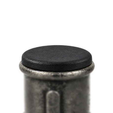 Tapón de plástico negro colocado en un manguito de hierro fundido negro Premium, cabeza plana apoyada en el borde