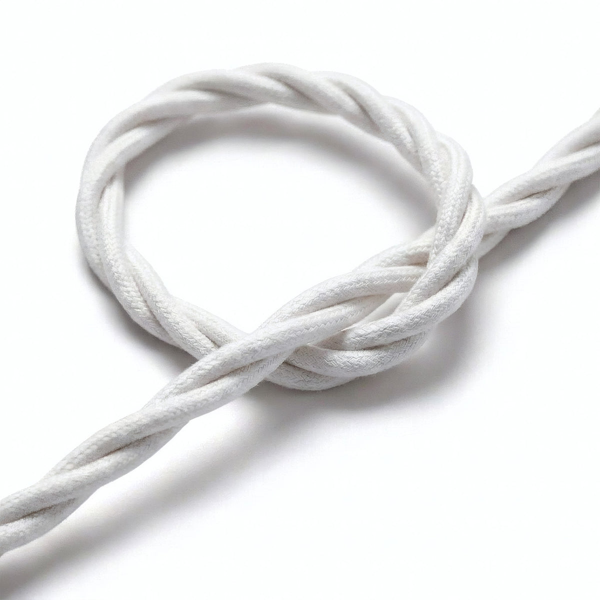 Primer plano del cable textil trenzado, algodón blanco óptico