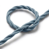 Primer plano del cable textil trenzado, algodón azul océano