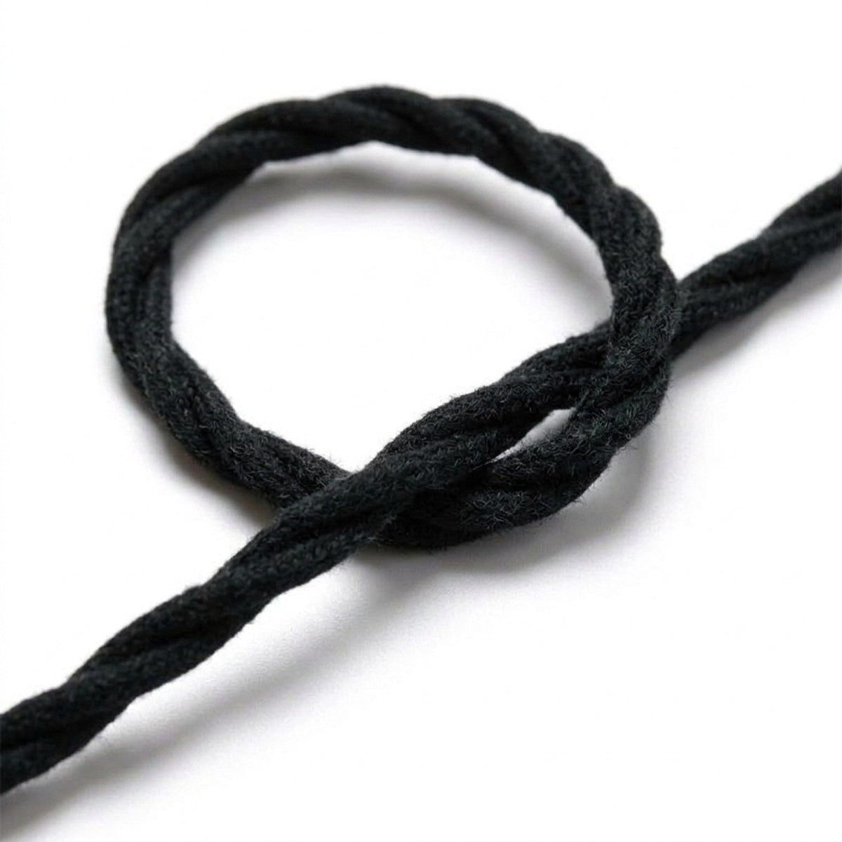 Primer plano del cable textil trenzado, algodón negro carbón