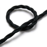 Primer plano del cable textil trenzado, algodón negro carbón