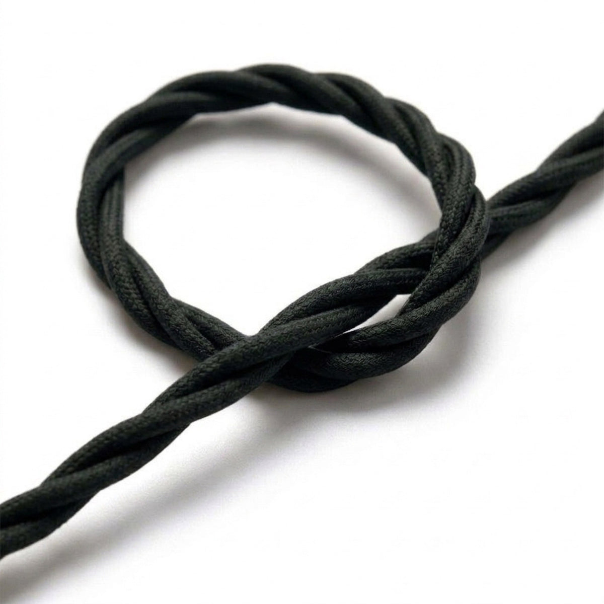 Primer plano del cable textil trenzado negro