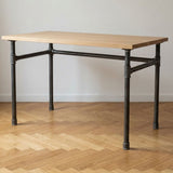 Escritorio industrial con tablero de roble claro sobre estructura en U de hierro fundido y acero Ø 34 mm, ambiente (tablero no incluido)