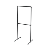 Portant à vêtements autoportant double niveau en tuyaux de plomberie noirs Ø 27 mm — largeur 70 cm, hauteur 176 cm, vue de trois quarts sur fond blanc