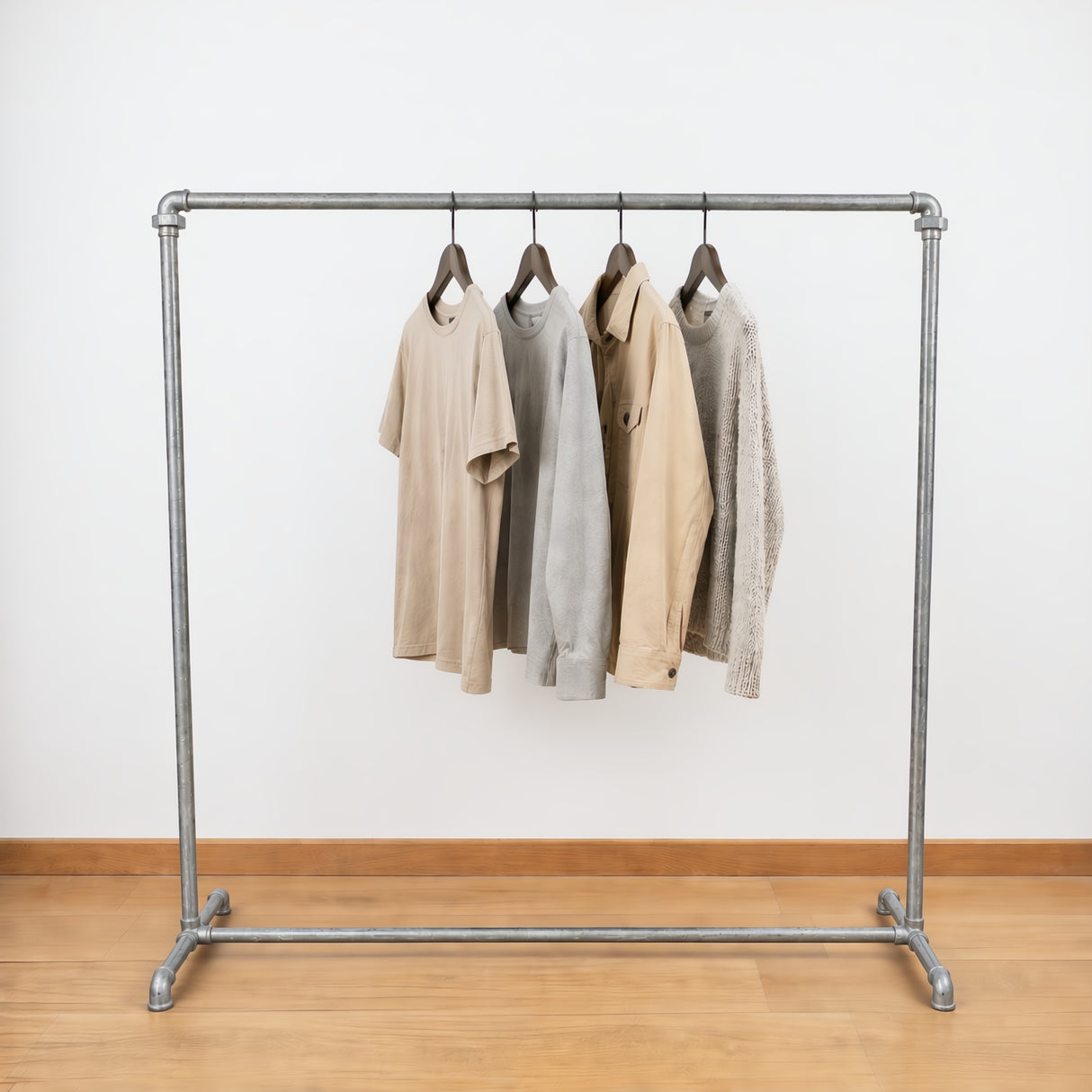 Perchero industrial galvanizado cargado de ropa en perchas