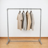 Perchero industrial galvanizado cargado de ropa en perchas