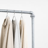 Perchero industrial galvanizado con barra de refuerzo en el suelo