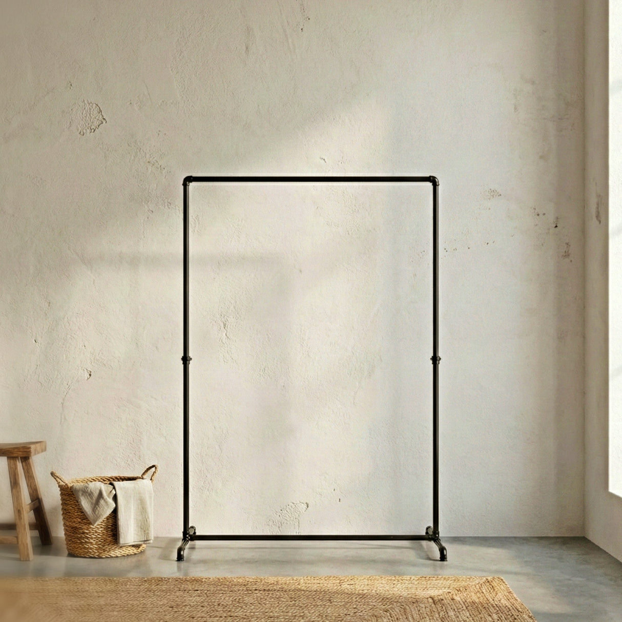 portant à vêtement en tuyaux noirs