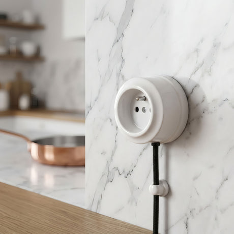 Toma de pared de porcelana — Francesa 2P+T 16 A / Blanco