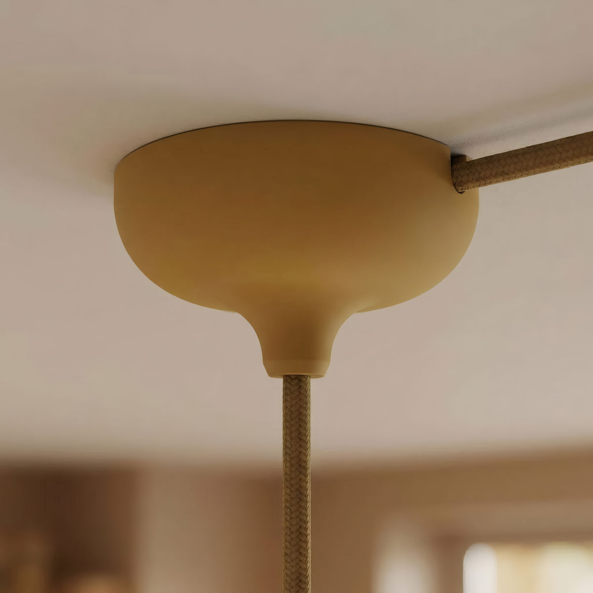 Florón de silicona Ø 88 mm, orificio central, salida lateral — Mostaza