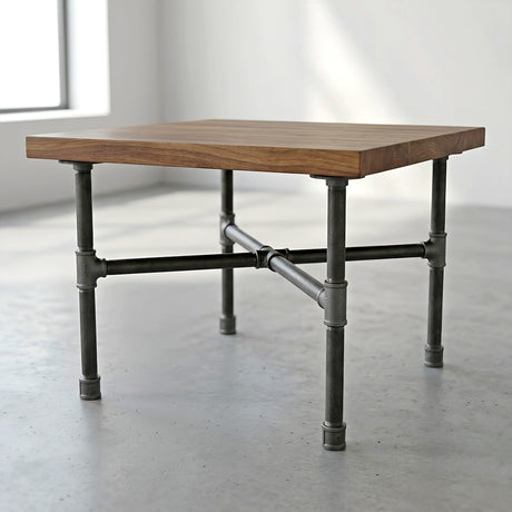 Table basse industrielle avec plateau bois sur piètement fonte en croix, mise en situation (plateau non fourni)