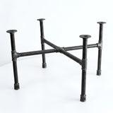 Piètement de table basse industrielle en fonte, pieds en croix, vue trois quarts