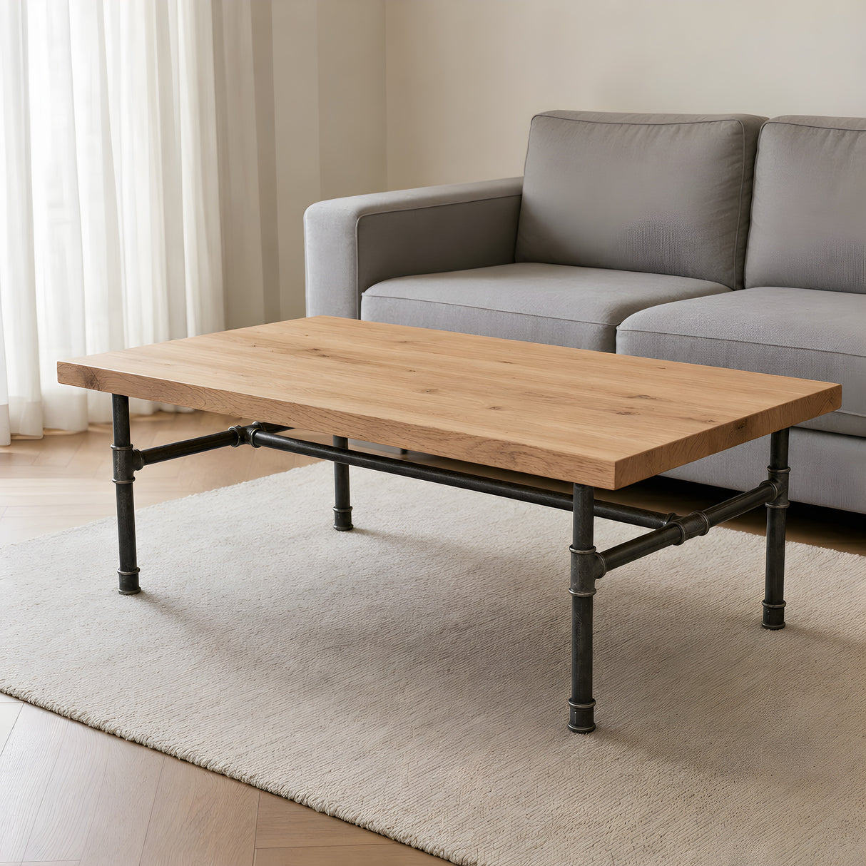 Mesa de centro industrial con tablero de roble claro sobre base de hierro fundido en H, imagen ambientada (tablero no incluido)