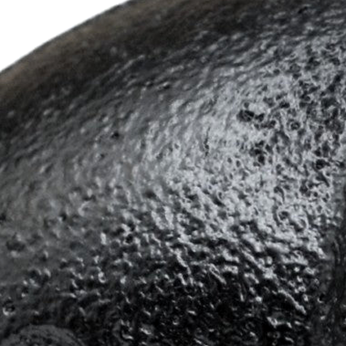 Primer plano de la pintura negra mate y granulada de un racor de fundición