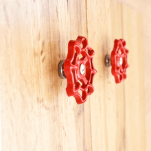boutons de meubles industriel avec volants rouges